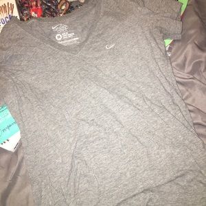 gray nike t